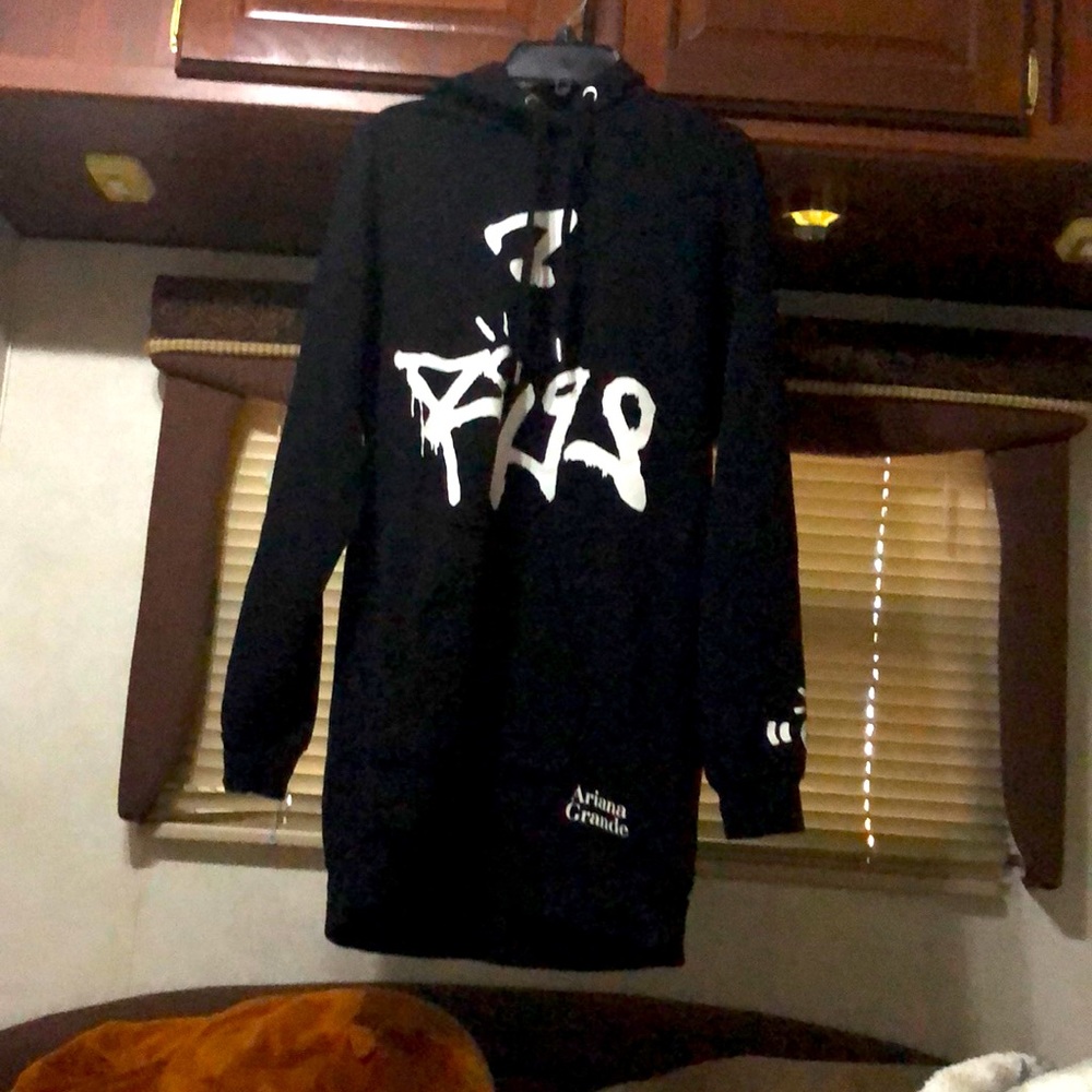 Ariana Grande Oversize 7 rings hoodie
